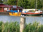 Hafenansicht mit Booten und rotem Gebäude - Haus Ostseenixe 01 - Top-Hundeurlaub