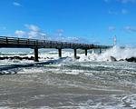 Seebrücke mit Wellen am Strand - Haus Ostseenixe 01 - Top-Hundeurlaub