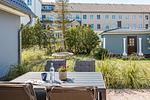 Terrasse mit Tisch und Stühlen - Haus Ostseenixe 01 - Top-Hundeurlaub
