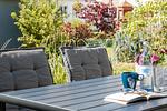 Terrasse mit Tisch und Pflanzen - Haus Ostseenixe 01 - Top-Hundeurlaub