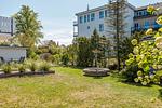 Gartenansicht mit Fontäne und Bäumen - Haus Ostseenixe 01 - Top-Hundeurlaub