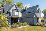 Außenansicht eines modernen Ferienhauses mit Balkonen - Haus Ostseenixe 01 - Top-Hundeurlaub