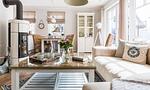 Helles Wohnzimmer mit Sofa und Kamin - Wind & Segel - Top-Hundeurlaub