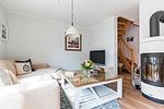 Helles Wohnzimmer mit beigem Sofa und Fernseher - Wind & Segel - Top-Hundeurlaub