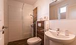 Badezimmer mit eleganter Dusche und modernem Waschbecken - Wind & Segel - Top-Hundeurlaub