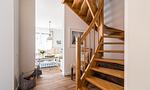 Eingangsbereich mit Treppe und Wohnzimmer - Wind & Segel - Top-Hundeurlaub