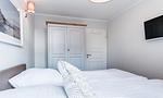 Schlafzimmer mit zwei Einzelbetten und Kleiderschrank - Wind & Segel - Top-Hundeurlaub