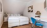 Schlafzimmer mit zwei Betten und Arbeitsbereich - Wind & Segel - Top-Hundeurlaub