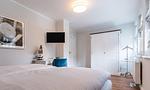 Helles Schlafzimmer mit Doppelbett und TV - Wind & Segel - Top-Hundeurlaub