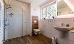 Modernes Badezimmer mit Dusche und Waschbecken - Wind & Segel - Top-Hundeurlaub