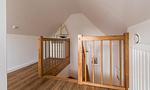 Holztreppe und Galerie im Obergeschoss - Wind & Segel - Top-Hundeurlaub