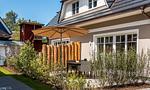 Terrasse mit Tisch und Sonnenschirm - Wind & Segel - Top-Hundeurlaub
