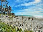 Strand mit Blick aufs Meer und Spaziergängern - Wind & Segel - Top-Hundeurlaub