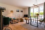 Helles Wohnzimmer mit Esstisch und Sitzecke - Haus Ostseenixe 02 - Top-Hundeurlaub