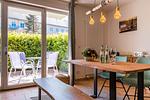 Moderne Küche mit Esstisch und Terrassenzugang - Haus Ostseenixe 02 - Top-Hundeurlaub