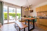 Moderne Küche mit Essbereich und Zugang zum Garten - Haus Ostseenixe 02 - Top-Hundeurlaub