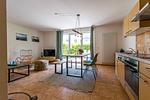 Helles Wohnzimmer mit Tisch und Fernseher - Haus Ostseenixe 02 - Top-Hundeurlaub