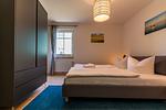 Schlafzimmer mit Doppelbett und Fenster - Haus Ostseenixe 02 - Top-Hundeurlaub
