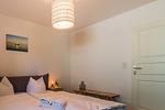 Modernes Schlafzimmer mit Holzdetails - Haus Ostseenixe 02 - Top-Hundeurlaub