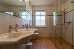 Modernes Badezimmer mit Dusche und zwei Waschbecken - Haus Ostseenixe 02 - Top-Hundeurlaub