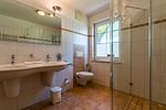 Modernes Badezimmer mit Dusche und Tageslicht - Haus Ostseenixe 02 - Top-Hundeurlaub
