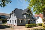 Außenansicht eines zweigeschossigen Wohnhauses - Haus Ostseenixe 02 - Top-Hundeurlaub