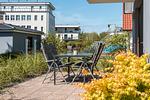 Terrasse mit Tisch und Stühlen - Haus Ostseenixe 02 - Top-Hundeurlaub