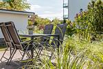 Terrasse mit Tisch und Stühlen - Haus Ostseenixe 02 - Top-Hundeurlaub