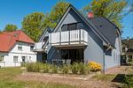 Außenansicht eines modernen Hauses mit Balkon - Haus Ostseenixe 02 - Top-Hundeurlaub