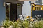 Terrasse mit Tisch und Stühlen - Haus Ostseenixe 02 - Top-Hundeurlaub