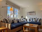 Gemütliches Wohnzimmer mit blauem Sofa und Holztisch - Wieckend - Top-Hundeurlaub