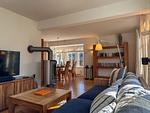 Gemütliches Wohnzimmer mit Sofa und Holzofen - Wieckend - Top-Hundeurlaub