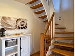 Flur mit Holztreppe und Wandkunst - Wieckend - Top-Hundeurlaub