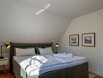 Schlafzimmer mit Doppelbett und modernen Lampen - Wieckend - Top-Hundeurlaub