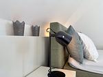 Schlafzimmer mit Bett und Tischlampe - Wieckend - Top-Hundeurlaub