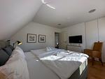 Helles Schlafzimmer mit Doppelbett und TV - Wieckend - Top-Hundeurlaub