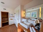 Modernes Badezimmer mit Waschbecken und Sauna - Wieckend - Top-Hundeurlaub