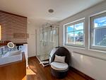 Helles Badezimmer mit Dusche und Aussicht - Wieckend - Top-Hundeurlaub