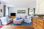 Helles Wohnzimmer mit bequemen Sofas und Fernseher. - Bootshus - Top-Hundeurlaub