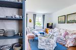 Gemütliches Wohnzimmer mit Sessel, Sofa und Fernseher. - Bootshus - Top-Hundeurlaub