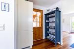Küche mit Schrank und Regal für Geschirr. - Bootshus - Top-Hundeurlaub