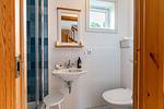 Badezimmer mit Waschbecken und Dusche. - Bootshus - Top-Hundeurlaub