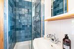 Modernes Badezimmer mit Dusche und Waschbecken. - Bootshus - Top-Hundeurlaub