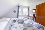 Schlafzimmer mit Doppelbett und Fenstern. - Bootshus - Top-Hundeurlaub