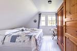 Gemütliches Schlafzimmer mit Doppelbett und Fenster. - Bootshus - Top-Hundeurlaub