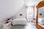 Schlafzimmer mit Bett, Nachttisch und Spiegel. - Bootshus - Top-Hundeurlaub