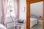 Schlafzimmer mit zwei Betten, einem Stuhl und einem Fenster. - Bootshus - Top-Hundeurlaub