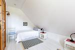 Schlafzimmer mit Einzelbett und Nachttischen. - Bootshus - Top-Hundeurlaub