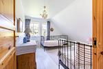 Schlafzimmer mit zwei Betten, Fenster und Lampe. - Bootshus - Top-Hundeurlaub