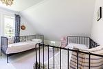 Schlafzimmer mit zwei Betten und Fenster. - Bootshus - Top-Hundeurlaub